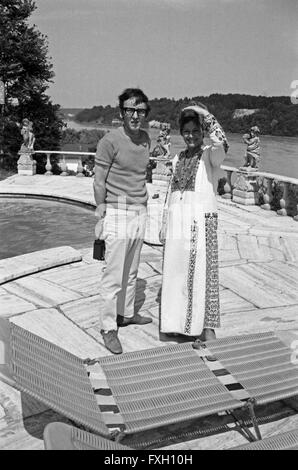 Österreichische Schauspielerin Maria Schell mit Fotograf Heinz Browers, Deutschland 1970er Jahre. Austrian actress Maria Schell with photographer Heinz Browers, Germany 1970s. 24x36swNeg482 Stock Photo