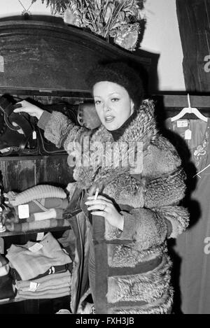 Deutsche Schauspielerin Barbara Schöne beim Einkaufsbummel, Deutschland 1970er Jahre. German actress Barbara Schoene gone shopping, Germany 1970s. 24x36swNeg624 Stock Photo