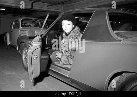 Deutsche Schauspielerin Barbara Schöne im Parkhaus, Deutschland 1970er Jahre. German actress Barbara Schoene in her car, Germany 1970s. 24x36swNeg624 Stock Photo