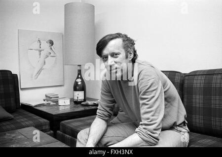 Der deutsche Schauspieler Heinz Baumann zuhause, Deutschland 1970er Jahre. German actor Heinz Baumann at home, Germany 1970s. 24x36swNeg646 Stock Photo