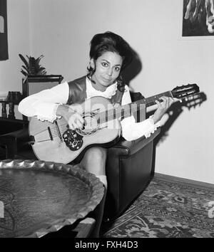 Israelische Sängerin Carmela Corren, Deutschland 1960er Jahre. Israeli ...