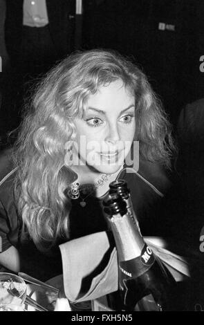 Amerikanische Fitnesspäpstin und Schauspielerun Sydne Rome Schauspieler Peter Kern beim Deutschen Filmball am 15.01.1979 in München, Deutschland 1970er Jahre. American fitness guru and actress Sydne Rome at the Deutscher Filmball on January 15th 1979 at Munich, Germany 1970s. 24x36swNegV144 Stock Photo