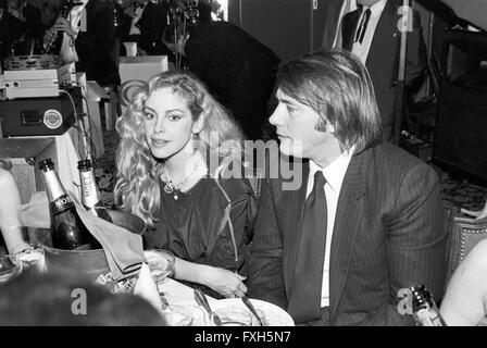 Amerikanische Fitnesspäpstin und Schauspielerun Sydne Rome Schauspieler Peter Kern beim Deutschen Filmball am 15.01.1979 in München, Deutschland 1970er Jahre. American fitness guru and actress Sydne Rome at the Deutscher Filmball on January 15th 1979 at Munich, Germany 1970s. 24x36swNegV144 Stock Photo