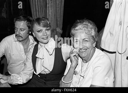 Deutsche Schauspielerin Barbara Schöne beim Kneip Stammtisch im Restaurant 'Wildschütz', Deutschland 1970er Jahre. German actress Barbara Schoene at an artist's meeting at the 'Wildschuetz' restaurant, Germany 1970s. 24x36swNegV164 Stock Photo