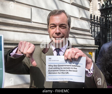 Nigel Farage delivers a letter to 10 Downing Street describing the Government's Vote In leaflet as a waste of money Stock Photo