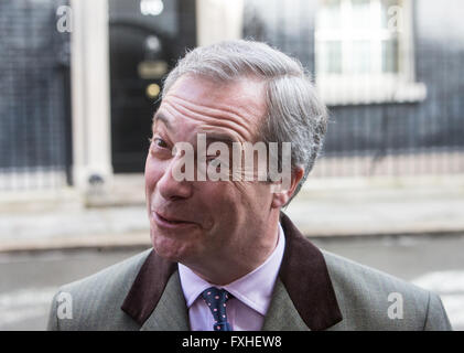 Nigel Farage delivers a letter to 10 Downing Street describing the Government's Vote In leaflet as a waste of money Stock Photo