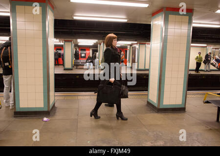 People on The London Underground in London, mile end tube station, UK  Photo : Pixstory / alamy Stock Photo