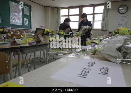 Ansan, Gyeonggi, South Korea. 16th Apr, 2016. People visit a classroom as flowers, notes and snacks from classmates and families paying tribute to the victims of the sinking of ferry Sewol are placed on the desks, at the Danwon High School in Ansan, South Korea. Thousands of South Koreans on Saturday participated in memorial events nationwide for the more than 300 people who died in a ferry disaster two years ago that deeply rattled the country. © Seung Il Ryu/ZUMA Wire/Alamy Live News Stock Photo