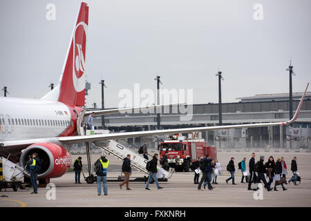 Schoenefeld, Germany. 16th Apr, 2016. Passengers exiting an airplane during an emergency practice at the future airport Berlin Brandenburg (BER) in Schoenefeld, Germany, 16 April 2016. 1,400 rescue workers take part in the large scale emergency practice on the construction site of the airport. PHOTO: PATRICK PLEUL/dpa/Alamy Live News Stock Photo