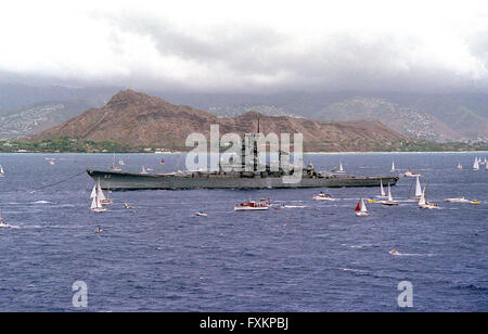 Honolulu, Hawaii, USA. 21st June, 1998. The battleship USS Missouri (BB 63) is towed past Diamond Head en route to Pearl Harbor, Hawaii, on June 21, 1998. United States Secretary of the Navy John H. Dalton signed the Donation Agreement on May 4th, allowing Missouri to be used as a museum near the Arizona Memorial. The ship was towed from Bremerton, Washington. Mandatory Credit: Kerry E. Baker/U.S. Navy via CNP © Kerry E. Baker/CNP/ZUMA Wire/Alamy Live News Stock Photo