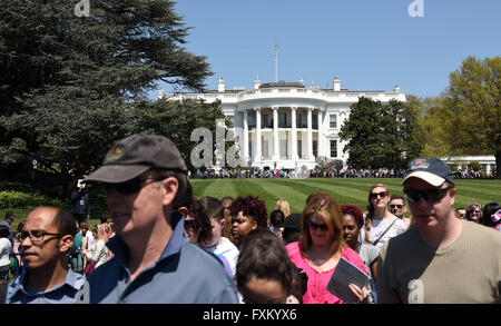 Washington, DC, USA. 16th Apr, 2016. Visitors walk on the South Lawn of the White House during the White House Spring Garden Tour in Washington, DC, capital of the United States, April 16, 2016. © Yin Bogu/Xinhua/Alamy Live News Stock Photo