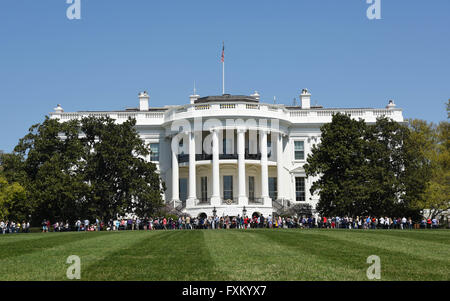 Washington, DC, USA. 16th Apr, 2016. Visitors walk on the South Lawn of the White House during the White House Spring Garden Tour in Washington, DC, capital of the United States, April 16, 2016. © Yin Bogu/Xinhua/Alamy Live News Stock Photo