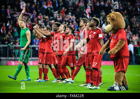Munich, Germany. 16th Apr, 2016. Players of Bayern Munich greet the audience after the German first division Bundesliga football match against Schalke 04 in Munich, Germany, on April 16, 2016. Bayern Munich won 3-0. © Philippe Ruiz/Xinhua/Alamy Live News Stock Photo