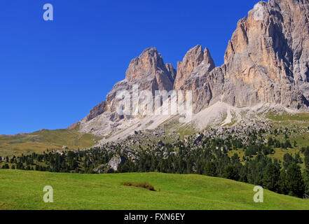 Langkofel und Plattkofel in den italienischen Dolomiten - mountains Langkofel and Plattkofel in italian  Dolomites Stock Photo