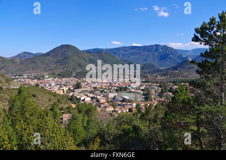die Stadt Quillan im Süden Frankreichs - the town Quillan in southern France with Pyrenees mountains Stock Photo