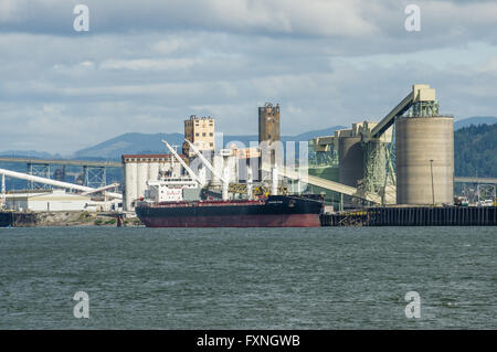 Cargo ship Crescent Star taking on cargo at the Port of Longview, Washington Stock Photo