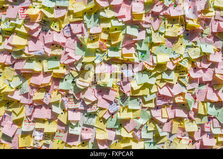 Hundreds of handwritten notes, notices, requests and wishes cover a public notice board at Manly Beach, Sydney Stock Photo