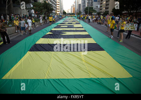 Sao Paulo, Brazil. 17th April, 2016. Demonstrators in favor of the impeachment of President Dilma Rousseff gather at Avenida Paulista march holding a giant flag with the word 'Impeachment'during this afternoon in Sao Paulo, Brazil. Brazil's lower house of Congress will decide on this Sunday in Brasilia whether to recommend impeaching President Dilma Rousseff. Credit:  Andre M. Chang/ARDUOPRESS/Alamy Live News Stock Photo