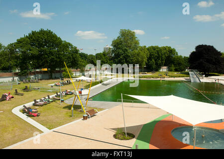 Köln, Neustadt-Nord, Lentpark, Freibad mit Schwimmteich Stock Photo