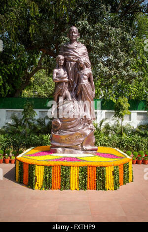 A statue of Mahatma Ghandi in the gardens of Gandhi Smriti formerly known as Birla House or Birla Bhavan in New Delhi, India Stock Photo