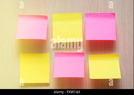 Parete con colorati sticky notes Foto stock - Alamy