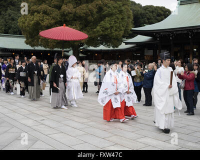 Traditional Japanese Shinto wedding procession at Meiji Jinju ( Shrine ) Tokyo, Japan Stock Photo