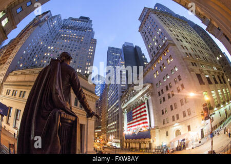 New York Stock Exchange and George Washington statue, Wall Street ...