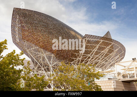 Frank Gehry's bronze fish sculpture, Port Olimpic, Barcelona, Spain Stock Photo
