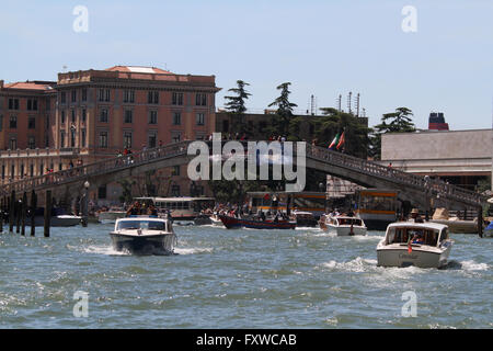 WATER TAXI ON GRAND CANAL & SCALZI BRIDGE VENICE VENEZIA ITALY 01 August 2014 Stock Photo