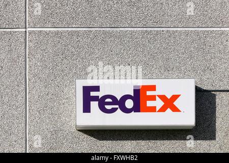 FedEx sign on a wall Stock Photo