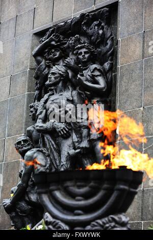 Warsaw, Poland. 19th April, 2016. The 73rd anniversary of the Warsaw Ghetto Uprising was commemorated in front of the Ghetto Heroes Monument in Warsaw, Poland. Various representatives including Polish-Jewish organizations, members of the state and local governments, ambassadors, as well as those who are 'Righteous Among Nations' attended the anniversary. Credit:  PACIFIC PRESS/Alamy Live News Stock Photo