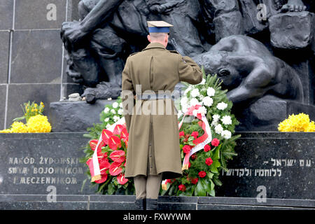 Warsaw, Poland. 19th April, 2016. The 73rd anniversary of the Warsaw Ghetto Uprising was commemorated in front of the Ghetto Heroes Monument in Warsaw, Poland. Various representatives including Polish-Jewish organizations, members of the state and local governments, ambassadors, as well as those who are 'Righteous Among Nations' attended the anniversary. Credit:  PACIFIC PRESS/Alamy Live News Stock Photo