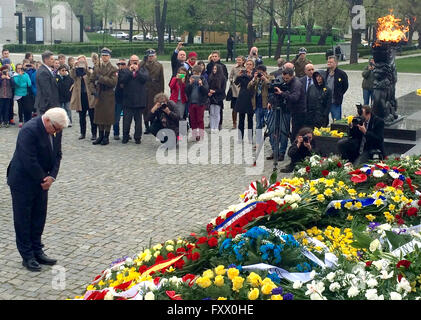 Warsaw, Poland. 19th Apr, 2016. German Minister for Foreign Affairs Frank-Walter Steinmeier bowing in front of the memorial for the rememberance of the victims of the Warsaw ghetto in Warsaw, Poland, 19 April 2016. PHOTO: CHRISTOPH SATOR/dpa/Alamy Live News Stock Photo
