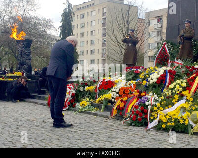 Warsaw, Poland. 19th Apr, 2016. German Minister for Foreign Affairs Frank-Walter Steinmeier bowing in front of the memorial for the rememberance of the victims of the Warsaw ghetto in Warsaw, Poland, 19 April 2016. PHOTO: CHRISTOPH SATOR/dpa/Alamy Live News Stock Photo