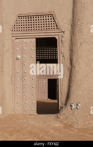 A door of the Great Mosque of Djenné, (Mali, Africa) the biggest adobe (banco) building, example of Sudanese architecture Stock Photo