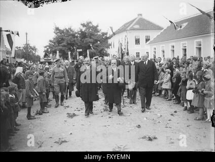 Bundespräsident Wilhelm Miklas und Karl Buresch in einer Ortschaft Stock Photo