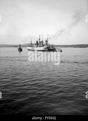 AJAXNETPHOTO.1914. SCAPA FLOW. - THE BATTLESHIP HMS QUEEN MARY PROVISIONING FROM A MERCHANT SHIP.  PHOTO:AJAX VINTAGE PICTURE LIBRARY  REF:AVL NA QUEEN MARY 1914. Stock Photo