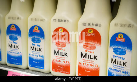 https://l450v.alamy.com/450v/fy0ptd/containers-of-whole-and-reduced-fat-milk-in-a-supermarket-in-new-york-fy0ptd.jpg