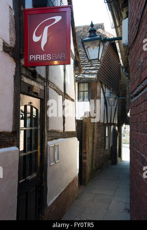 A narrow alleyway between the Carfax and Pirie's Place in Horsham, West Sussex Stock Photo