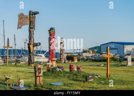 Wei Wai Kum First Nation Memorial Poles, Campbell River Indian Band Cemetary, Campbell River, British Columbia, Canada Stock Photo