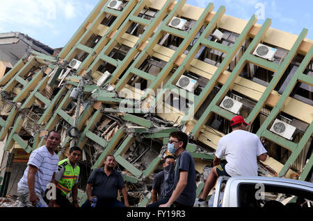 Portoviejo. 18th Apr, 2016. Image taken on April 18, 2016 provided by the Ecuadorian and South American Public News Agency ANDES shows people standing in front of a collapsed building by the earthquake, in Portoviejo, Ecuador. The death toll from Saturday's earthquake in northern Ecuador had risen to 480 by Tuesday morning, the government said. About 4,027 people were injured and 231 more missing, Deputy Interior Minister Diego Fuentes said according to local daily El Telegrafo. © Cesar Munoz/ANDES/Xinhua/Alamy Live News Stock Photo