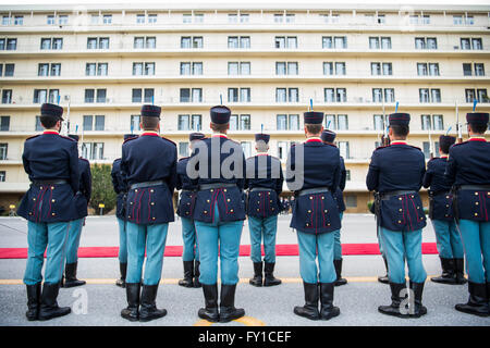 Athens, Greece. 19th Apr, 2016. A Greek honour guard stands to attention during a welcoming ceremony for German Defence at the defence ministry in Athens, Greece, 19 April 2016. PHOTO: JOHN MACDOUGALL/dpa/Alamy Live News Stock Photo