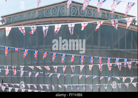 Windsor, UK.  20 April 2016.  The town centre of Windsor is decorated with flags and bunting ahead of The Queen's 90th birthday tomorrow. Credit:  Stephen Chung / Alamy Live News Stock Photo