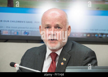 UN headquarters, New York, USA. 20th April, 2016. Ken Thomson speaks to the press. Credit:  PACIFIC PRESS/Alamy Live News Stock Photo