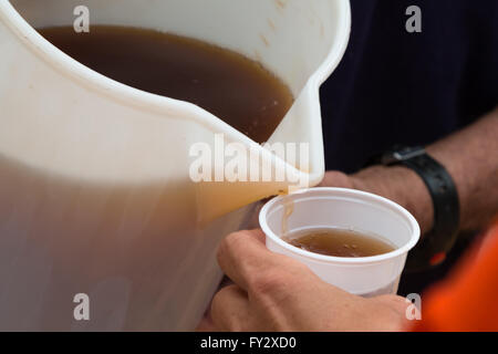 https://l450v.alamy.com/450v/fy2xd0/pouring-lemon-ice-tea-in-plastic-glass-fy2xd0.jpg