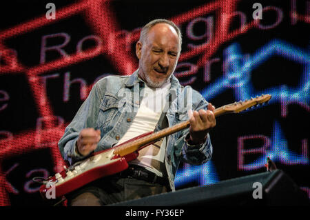 Guitarist Pete Townshend of The Who performing at Live 8, Hyde Park, London. 2 July 2005. Stock Photo