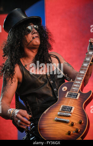 Slash live velvet revolver hi-res stock photography and images - Alamy
