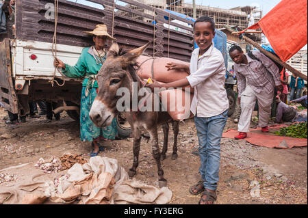 Market street scene, Mercato of Addis Ababa, Ethiopia Stock Photo