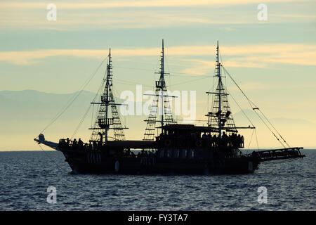 Wooden vintage frigate 'Arabella', cruise bar caffe, sailing with passengers in Thermaic gulf at sunset. Thessaloniki, Greece Stock Photo