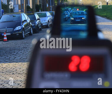 Magdeburg, Germany. 21st Apr, 2016. A view through a speed scanner monitoring the speed of an arriving car during a speed trap campaign in Magdeburg, Germany, 21 April 2016. Police forces around Germany and Europe are conducting a 24-hour speed trap campaign. Photo: Jens Wolf/dpa/Alamy Live News Stock Photo